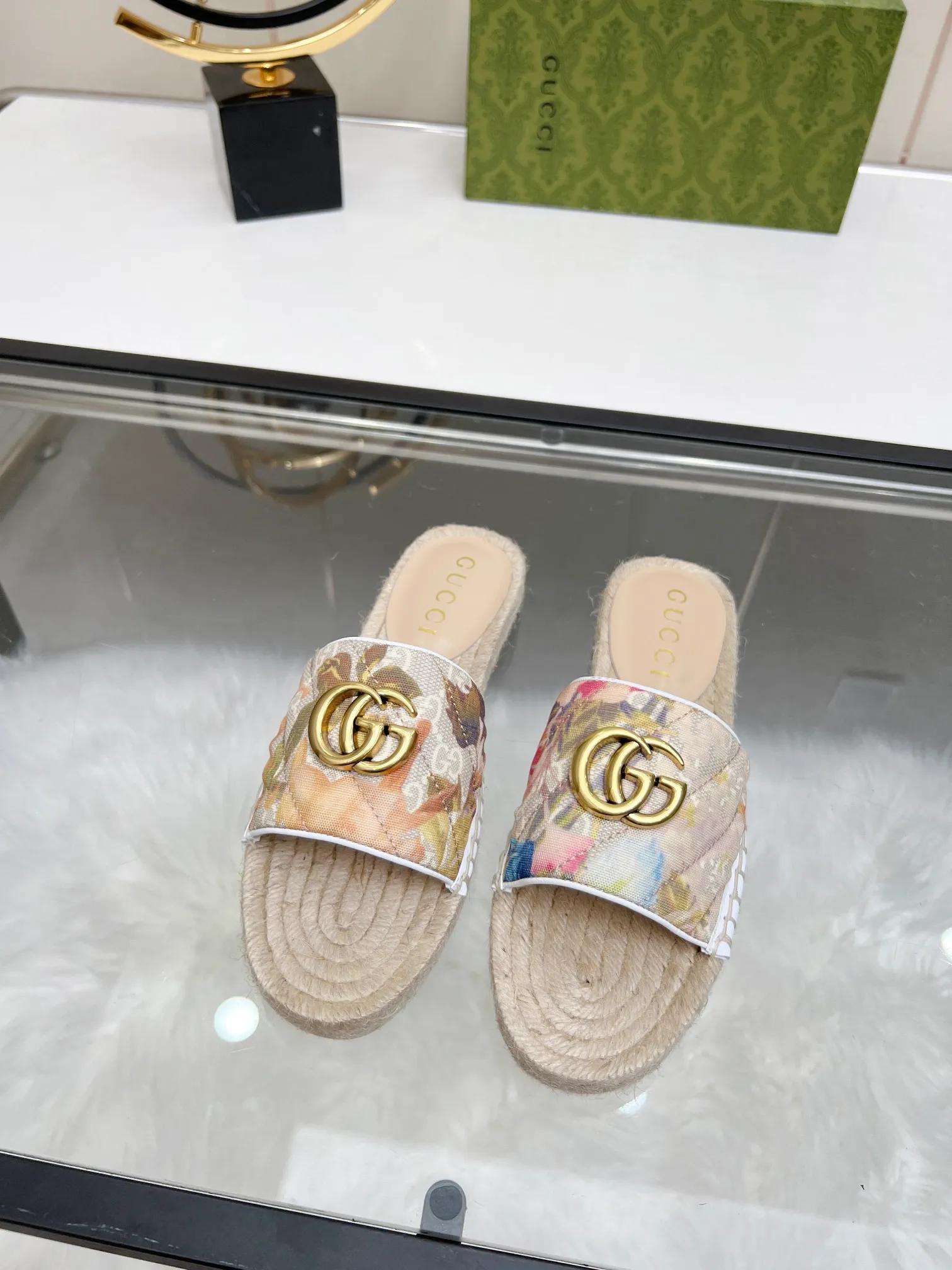 👟👟Ex-factory price 320👟👟 Gucci slippers fisherman shoes new color Injection molded one-piece straw bottom, high-end quality Fabric: Double G imported fabric Lining: sheepskin lining Code number: 35~42 Fabric styles include apricot, floral, pink, black, blue, burgundy, champagne, green, orange, cyan, starry sky, more than 30 colors to choose from, many colors to be updated in the future ,,,,,,,,